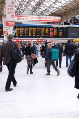 Foto de Gente en la estación Victoria, Londres - Imagen libre de derechos