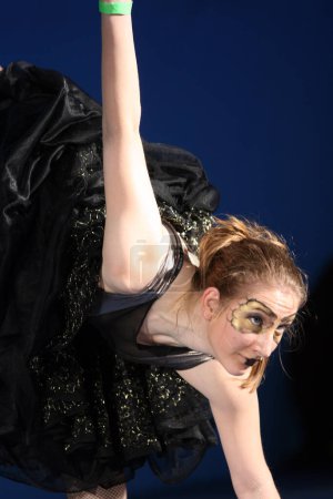 Foto de Festival de danza chica realizando - Imagen libre de derechos