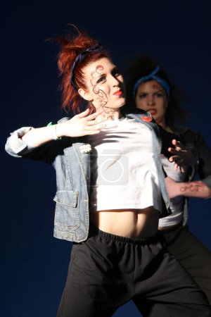 Foto de Competición de danza mujer realizando - Imagen libre de derechos