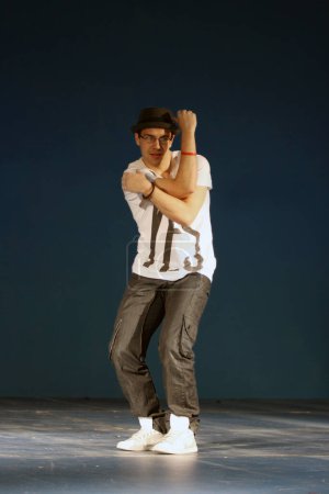 Téléchargez les photos : Danser garçon sur fond studio - en image libre de droit
