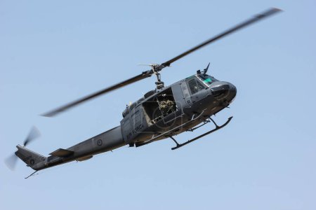 Téléchargez les photos : Bell hélicoptère iroquois dans le ciel - en image libre de droit