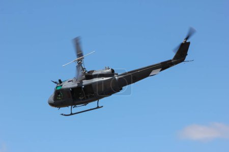 Foto de Helicóptero Bell iroquois en el cielo - Imagen libre de derechos