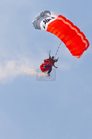 Téléchargez les photos : Des parachutistes démontrent qu'ils sautent de l'avion - en image libre de droit