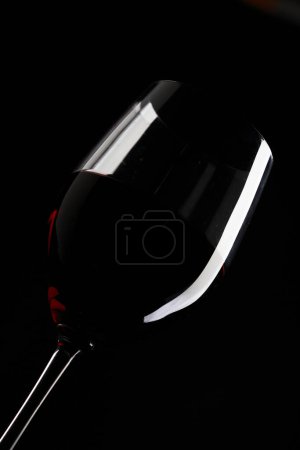 Téléchargez les photos : Silhouette en verre de vin rouge fond noir - en image libre de droit
