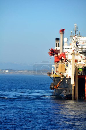 Téléchargez les photos : Solitaire navire de pose de tuyaux - en image libre de droit