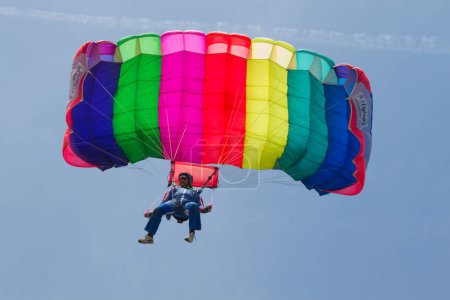 Téléchargez les photos : Démonstration d'un parachutiste sautant d'un avion - en image libre de droit