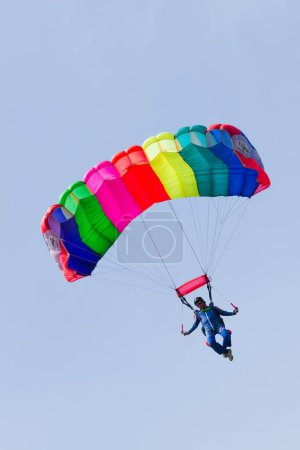 Téléchargez les photos : Démonstration d'un parachutiste sautant d'un avion - en image libre de droit