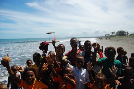 Téléchargez les photos : Smiling african children at beach - en image libre de droit