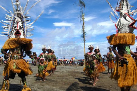 Téléchargez les photos : Danse tribale traditionnelle au festival du masque - en image libre de droit