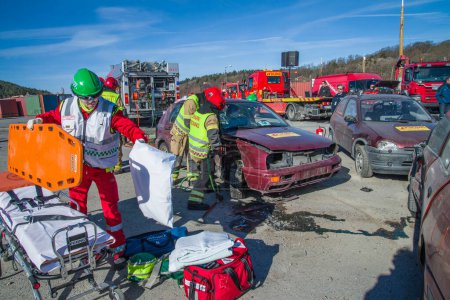Téléchargez les photos : Les services d'incendie et de secours cassent les voitures endommagées - en image libre de droit