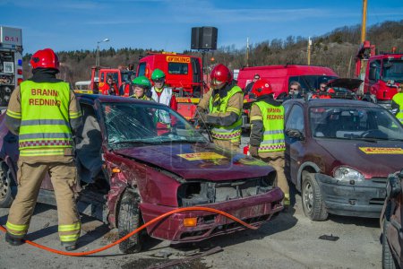Foto de Servicio de bomberos y rescate rompe coches dañados - Imagen libre de derechos