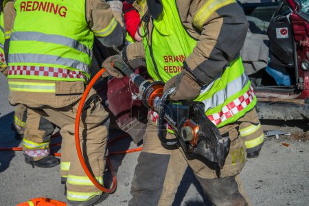 Téléchargez les photos : Service d'incendie et de secours casse voiture endommagée - en image libre de droit