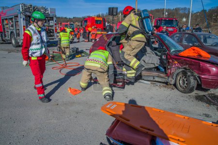 Téléchargez les photos : Les services d'incendie et de secours cassent les voitures endommagées - en image libre de droit