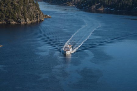 Téléchargez les photos : Bateau sagasund naviguant à travers le fjord annulaire - en image libre de droit