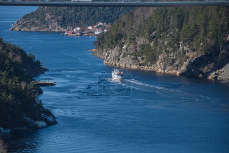 Foto de Barco sagasund navegando a través del ringdalsfjord - Imagen libre de derechos