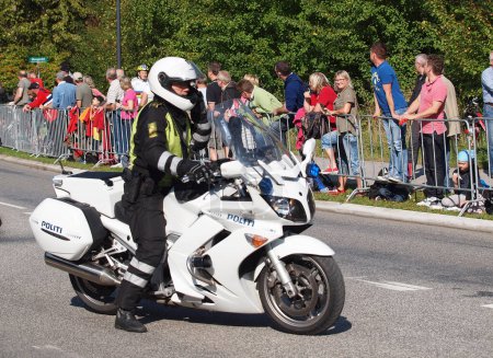 Foto de Policías daneses en motocicleta durante la carrera de bicicleta por carretera rudersdal 2011 - Imagen libre de derechos