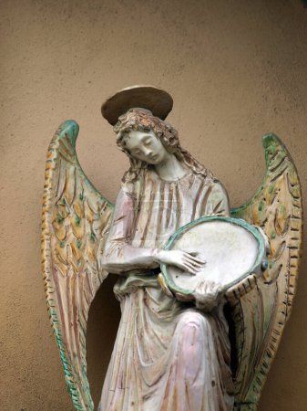 Foto de Escultura de un ángel con pandereta. Chiusi, Toscana, Italia - Imagen libre de derechos
