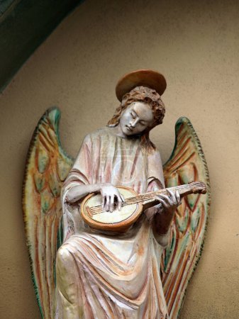 Foto de Escultura de un ángel con mandolina. Chiusi, Toscana, Italia - Imagen libre de derechos