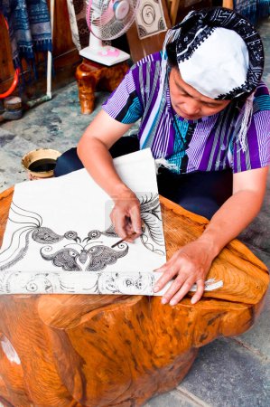Foto de Mujer haciendo un tapiz Batik - Imagen libre de derechos