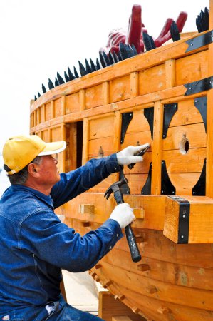 Foto de El trabajador está instalando un marco de madera - Imagen libre de derechos