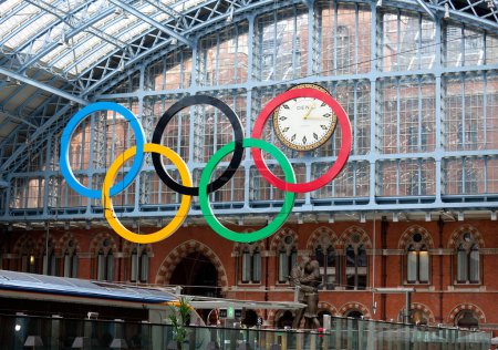 Téléchargez les photos : LONDON - SEPTEMBER 21: Olympic Rings in St Pancras Station on September 21, 2011. Arriving passengers are greeted by evidence of preparation for 2012 Olympic Games - en image libre de droit