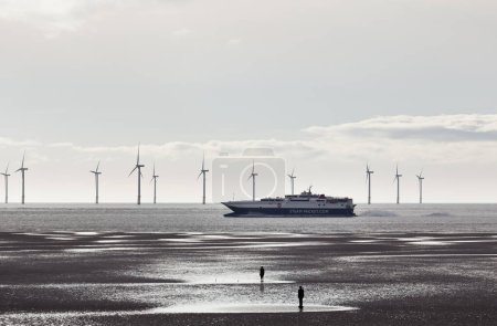 Foto de Paquete de vapor Ferry en el mar con turbinas eólicas - Imagen libre de derechos