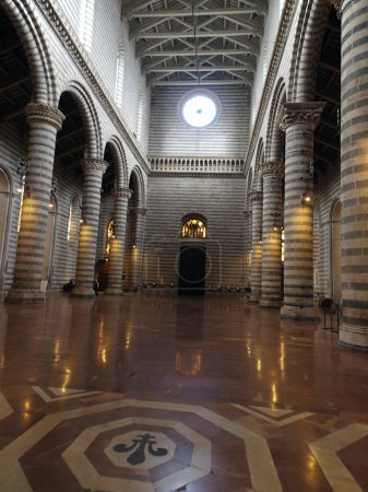 Foto de Interior de la catedral cristiana de Orvieto - Imagen libre de derechos
