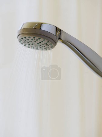 Téléchargez les photos : Gros plan de la douche avec de l'eau courante - en image libre de droit