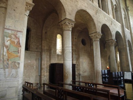 Téléchargez les photos : Abbaye de Sant Antimo près de Montalcino en Toscane, Italie - en image libre de droit