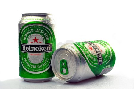 Foto de Latas de cerveza Heineken en blanco - Imagen libre de derechos