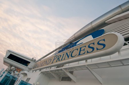 Téléchargez les photos : Diamond Princess bateau de croisière gros plan - en image libre de droit