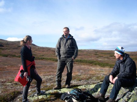 Téléchargez les photos : Style de vie scandinave - les randonneurs se reposent dans les montagnes - en image libre de droit