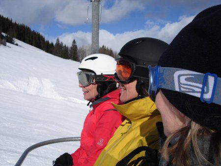Téléchargez les photos : Style de vie scandinave - vue sur le ski - en image libre de droit