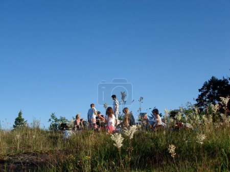 Téléchargez les photos : Style de vie scandinave - pique-nique familial dans la nature - en image libre de droit