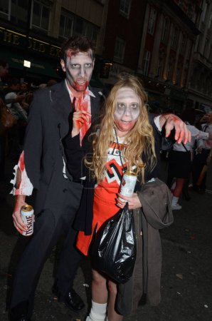 Téléchargez les photos : Londres, Royaume-Uni - 8 octobre 2011 : Personnes participant à la marche annuelle des zombies Londres 8 octobre 2011 - en image libre de droit