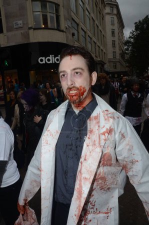 Téléchargez les photos : Londres, Royaume-Uni - 8 octobre 2011 : Personnes participant à la marche annuelle des zombies Londres 8 octobre 2011 - en image libre de droit