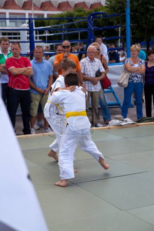 Foto de "SOPOT, POLONIA - 16 DE JULIO: Los niños del karate que luchan por la competencia el 16 de julio de 2011 en Sopot, Polonia" - Imagen libre de derechos