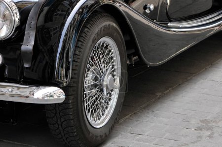 Foto de Vieja rueda de cabeza cromada de un coche Morgan - Imagen libre de derechos
