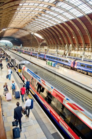 Téléchargez les photos : Londres, Royaume-Uni - 05, 17, 2000 : personnes à bord de la gare de Londres - en image libre de droit