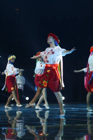 Téléchargez les photos : Danseurs en costumes pendant le festival à Luoyang - en image libre de droit