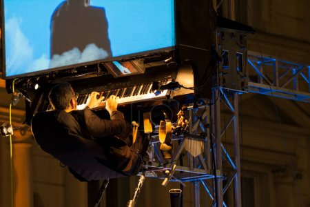 Foto de Interpretación de David Moreno con su piano flotante - Imagen libre de derechos