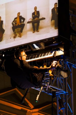 Téléchargez les photos : Interprétation de David Moreno avec son piano flottant - en image libre de droit