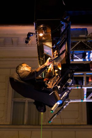 Foto de Interpretación de David Moreno con su piano flotante - Imagen libre de derechos
