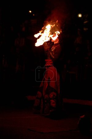 Téléchargez les photos : Spectacle de danse du feu la nuit - en image libre de droit