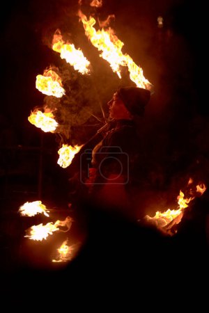 Téléchargez les photos : Spectacle de danse du feu la nuit - en image libre de droit