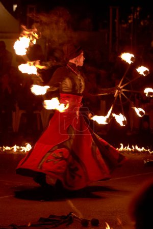 Foto de Espectáculo de baile de fuego por la noche - Imagen libre de derechos