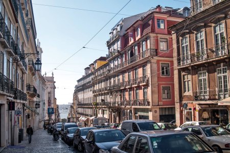 Téléchargez les photos : Lisbonne rue par jour ensoleillé - en image libre de droit