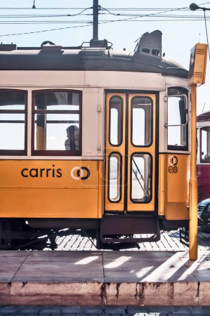 Téléchargez les photos : Tram de Lisbonne pendant la journée ensoleillée - en image libre de droit