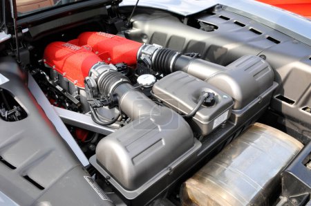 Téléchargez les photos : Gros plan sur un moteur Ferrari - en image libre de droit