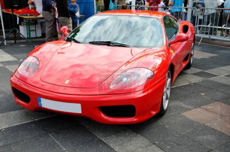 Téléchargez les photos : Vue de face d'une Ferrari de Modène - en image libre de droit